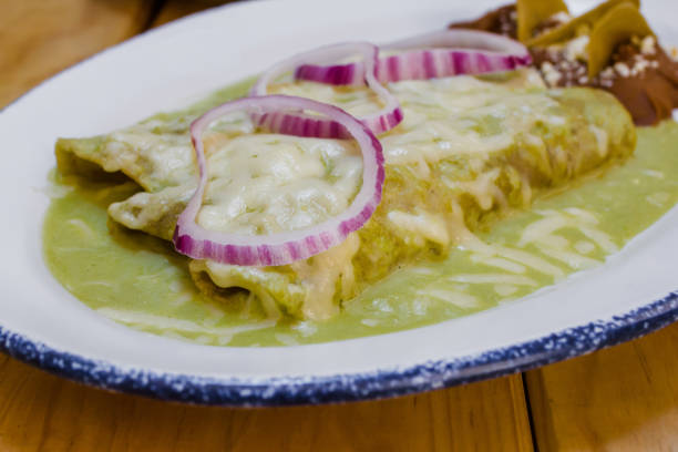 엔칠라다스는 멕시코의 양파와 치즈를 곁들인 멕시코 음식을 먹습니다. - quesadilla chicken mexican cuisine cheese 뉴스 사진 이미지