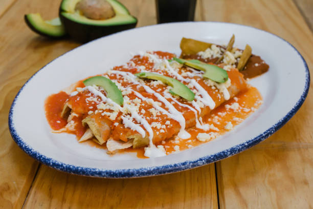 멕시코의 토마토 소스와 치즈를 곁들인 레드 엔칠라다 멕시코 음식 - quesadilla chicken mexican cuisine cheese 뉴스 사진 이미지
