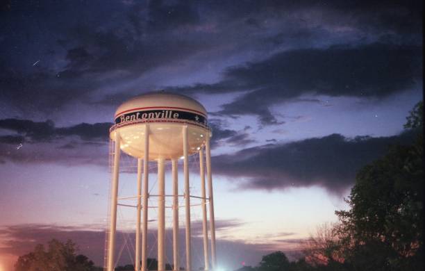 torre del agua de bentonville - universidad de arkansas fotografías e imágenes de stock