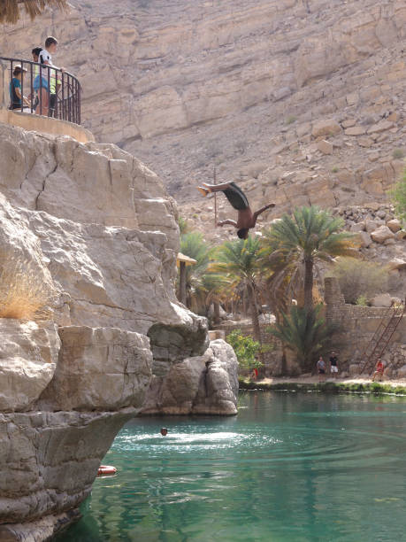 вади бани халид - известный отдых в омане - wadi bani khalid стоковые фото и изображения