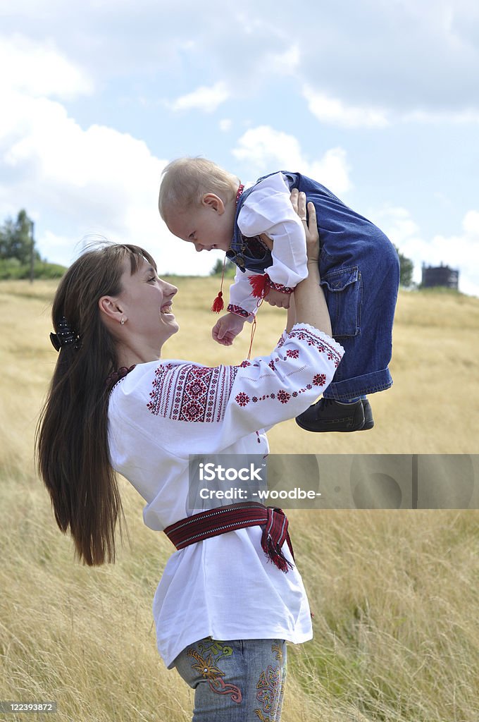 Madre jugando con niños - Foto de stock de 12-23 meses libre de derechos
