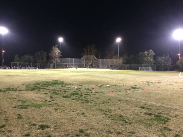night time baseball game at playing field outdoor - baseball pitcher small sports league imagens e fotografias de stock