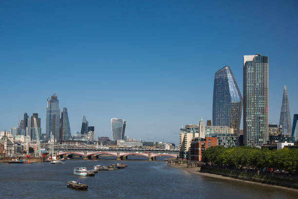 мост блэкфрайарс, лондонские небоскребы скайлайн и темза, лондон - blackfriars bridge стоковые фото и изображения