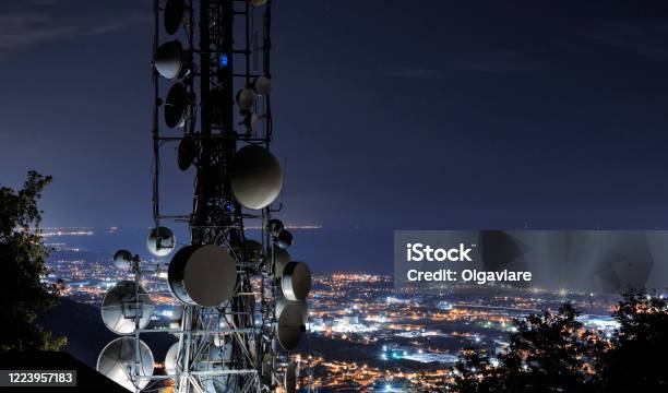 Repetidores De Red Transceptor Base Foto de stock y más banco de imágenes de 5G - 5G, Aparato de telecomunicación, Torres de telecomunicaciones