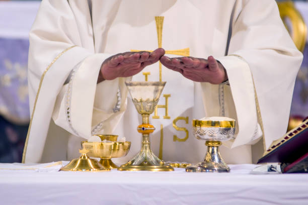 cáliz con vino, sangre de cristo, y pyx con pan, cuerpo de cristo, listo para la comunión de los fieles - we have a pope fotografías e imágenes de stock