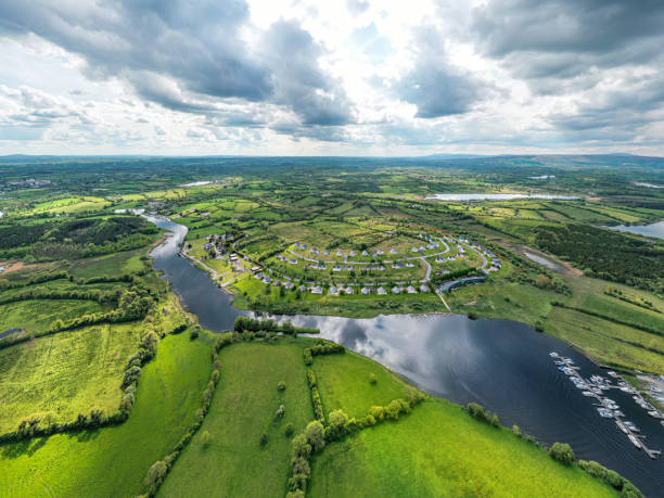 vista aerea dell'irlanda rurale con un complesso residenziale - republic of ireland immagine foto e immagini stock