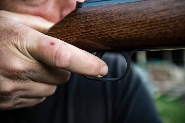 close-up de homem adulto mirando com arma de ar - hunting hunter rifle gun - fotografias e filmes do acervo