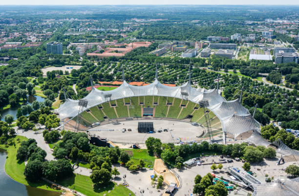 vista sullo stadio olympiastadion e sull'olympiapark a monaco di baviera, germania - soccer fifa world cup soccer ball ball foto e immagini stock