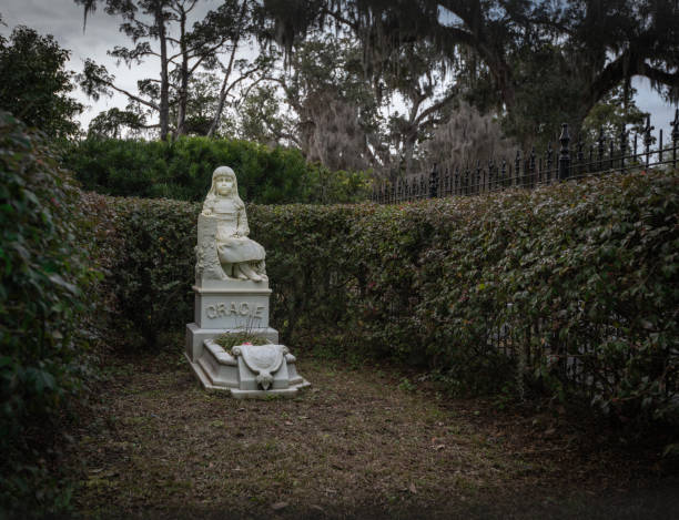 istock Grave in the Bonaventure Cemetery 1223969264