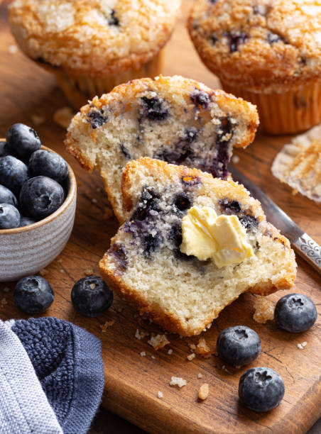 черничные кексы и свежие ягоды - muffin blueberry muffin blueberry butter стоковые фото и изображения