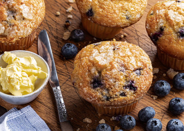 черничные кексы и свежие ягоды - muffin blueberry muffin blueberry butter стоковые фото и изображения