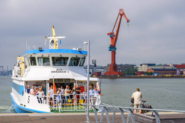 착륙장으로 가는 여객선 - passenger ship ferry crane harbor 뉴스 사진 이미지