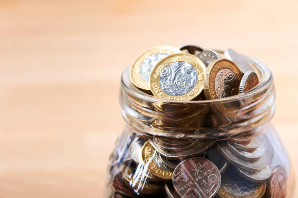マネーポット - piggy bank gold british currency pound symbol ストックフォトと画像