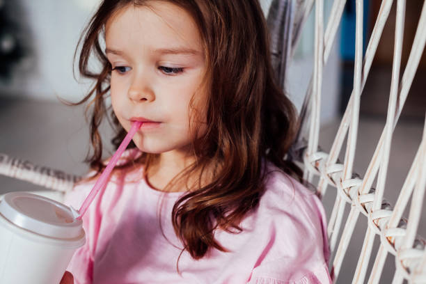 retrato de uma linda garotinha em um vestido rosa de cinco anos - child 4 5 years laughing little girls - fotografias e filmes do acervo