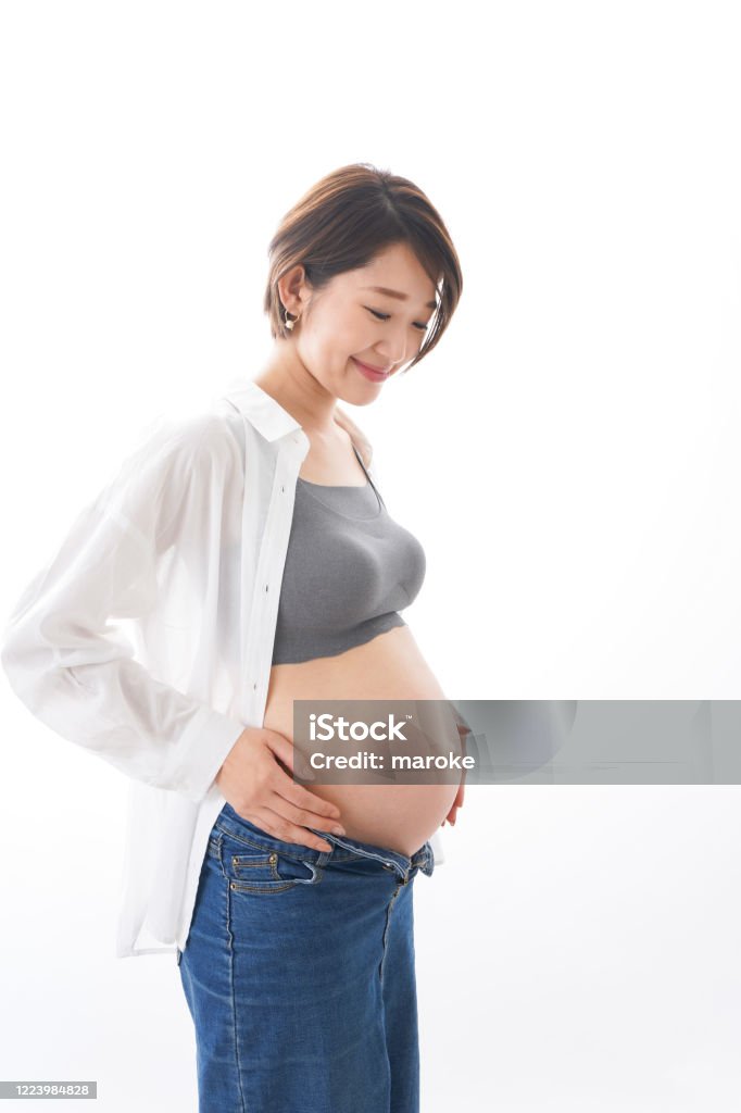 젊은 임산부 미소 와 캐주얼 착용 임신에 대한 스톡 사진 및 기타 이미지 - 임신, 아시아, 여자 - iStock