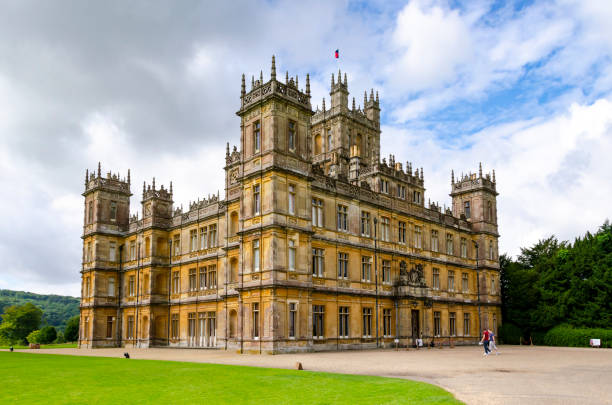 castillo de highclere - downton abbey - downtoun fotografías e imágenes de stock