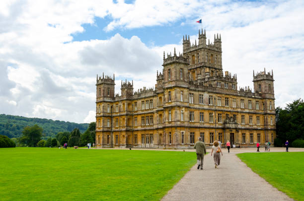 castillo de highclere - downton abbey - downtoun fotografías e imágenes de stock