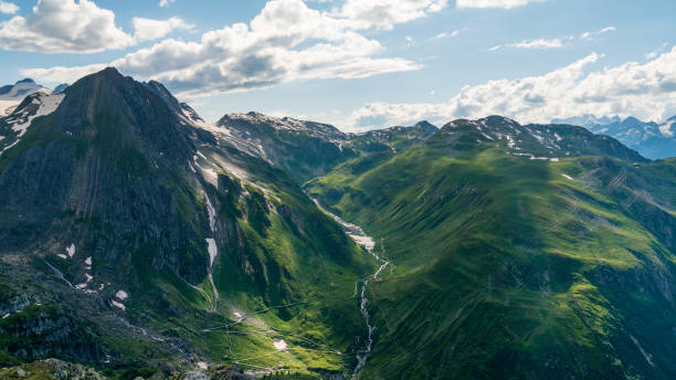 ヌフェネン峠からスイスの高アルプスと間の緑の谷へのパノラマの景色 - ticino canton stone switzerland water ストックフォトと画像