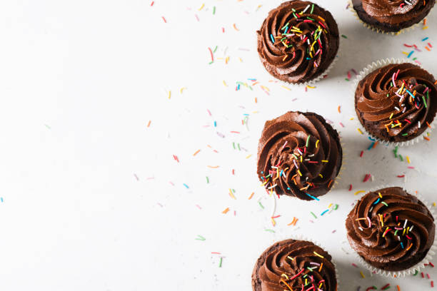 chocolate cacao cupcakes with sprinkles, mothers or fathers day concept - birthday cupcake pastry baking imagens e fotografias de stock