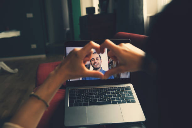 kobieta w rozmowie wideo ze swoim partnerem - stosunki społeczne w covid19 społecznych czasów dystansowania - internet dating zdjęcia i obrazy z banku zdjęć