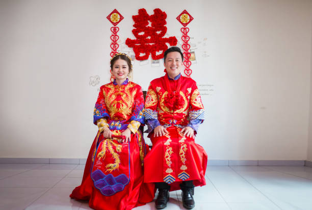 una pareja de asia teniendo su ceremonia de boda tradicional china. - asian culture dragon textile symbol fotografías e imágenes de stock