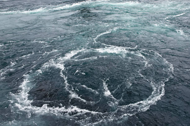 saltstraumen maelstrom - który jest podobno na świecie"u2019s najsilniejszych prądów pływowych z jacuzzi lub vortices , bodo, nordland county, norwegia. - outdoors kraken flowing flowing water zdjęcia i obrazy z banku zdjęć