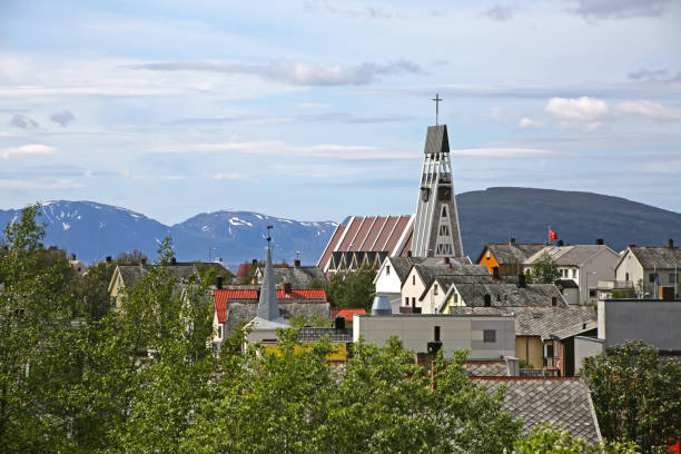 大聖堂、山、フィヨルドを背景にしたハンメルフェストの町。ハンメルフェストは、ノルウェーの10,000人以上の住民を持つ世界最北端の町です。 - hammerfest ストックフォトと画像