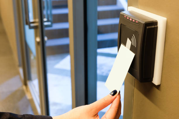 rfid 키 카드를 사용하여 사무실 건물 공간과 작업 공간에 액세스하기 위해 손을 뻗는 여성. 공인된 사람에 대해서만 보안을 구축하는 데 - command key 뉴스 사진 이미지