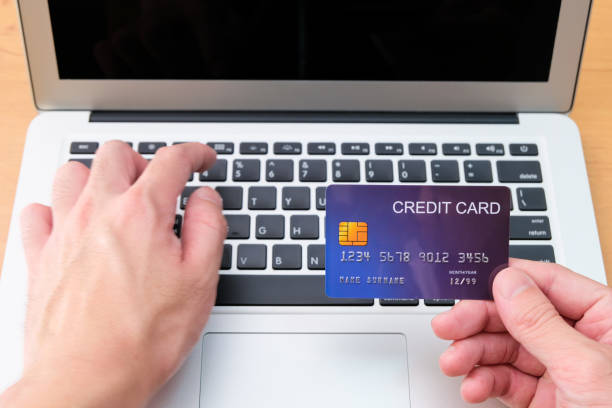 Men hand holding credit card and type payment information on keyboard for order online shopping. Internet technology and Digital market place E-Commerce lifestyle concept, Purchase transaction. los hombres a mano que sostienen la tarjeta de crédito y escriben la información de pago en el teclado para la compra en línea del pedido. la tecnología de internet y el mercado digital ponen el concepto de estilo de vida de comercio electrónico, tran