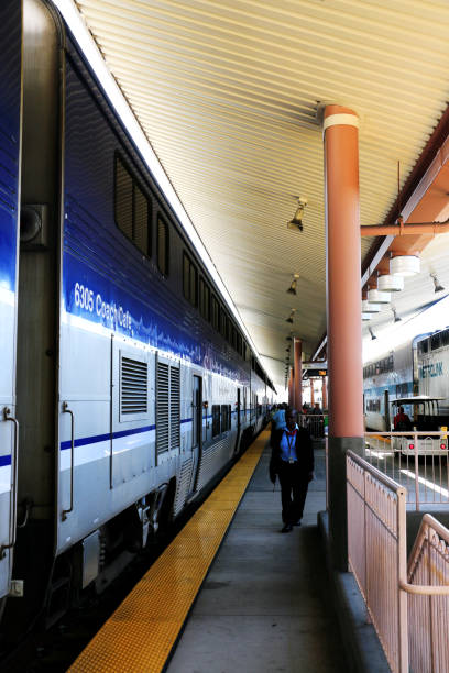 ロサンゼルスユニオン駅のアムトラックパシフィックサーフライナー列車 - locomotive train night vertical ストックフォトと画像