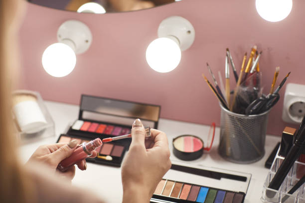 tavolo vanity con prodotti make up da vicino - dressing room women female adult foto e immagini stock