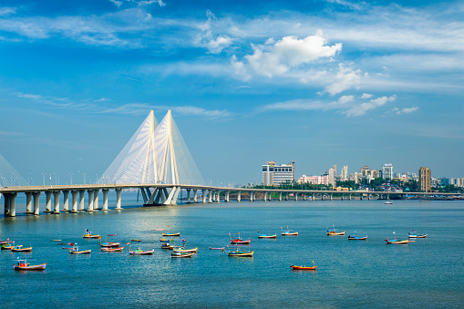 Bandra - Puente Worli Sea Link con vistas a barcos de pesca desde el fuerte de Bandra. Mumbai, India photo