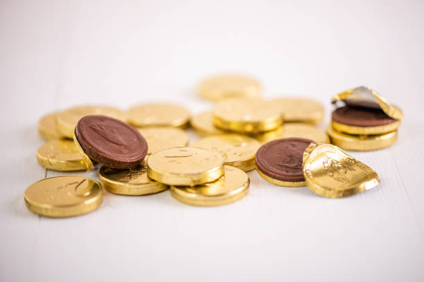 초콜릿 돈 가짜 돈 유로 동전 - chocolate coins 뉴스 사진 이미지
