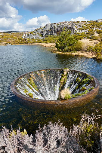 Paisaje en la laguna del lago Covao dos Conchos en Serra da Estrela, Portugal photo