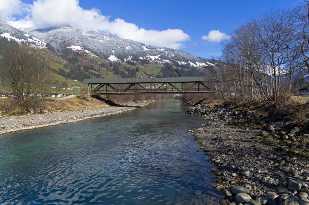 pont de pied en bois - ziller photos et images de collection