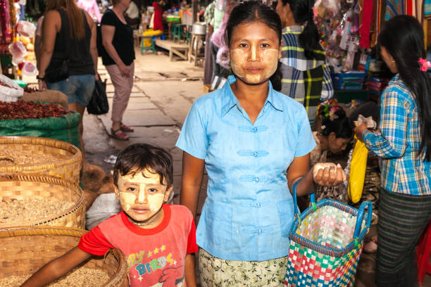 myanmar viajes y personas imágenes - bagan myanmar burmese culture family fotografías e imágenes de stock