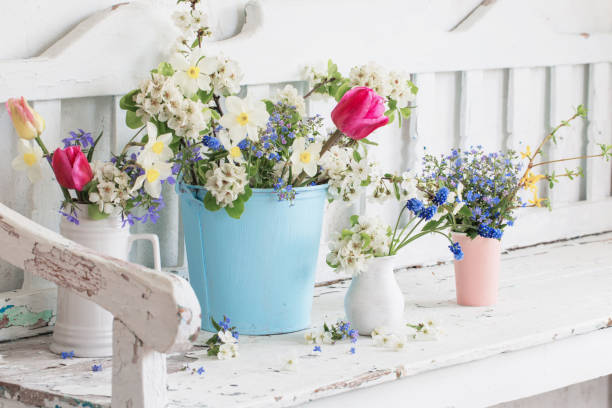 fiori primaverili in interni bianchi vintage con vecchia panca in legno - hyacinth flower vase daffodil foto e immagini stock