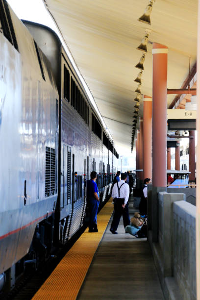 ロサンゼルスユニオン駅のアムトラックパシフィックサーフライナー列車 - locomotive train night vertical ストックフォトと画像
