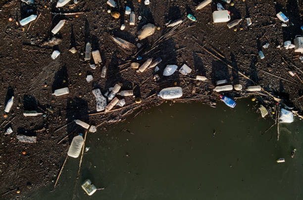 montón aéreo de vista de drones de basura en tierra - pollution sea toxic waste garbage fotografías e imágenes de stock