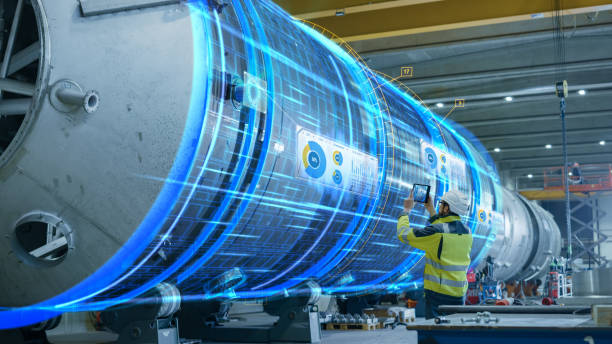 ar-konzept: wirtschaftsingenieur nutzt augmented reality digital tablet zum scannen von großen metallkonstruktionen, sondereffekte zeigen visualisierung / digitalisierung der öl-, gas- und kraftstofftransportpipeline. - industrial modern stock-fotos und bilder