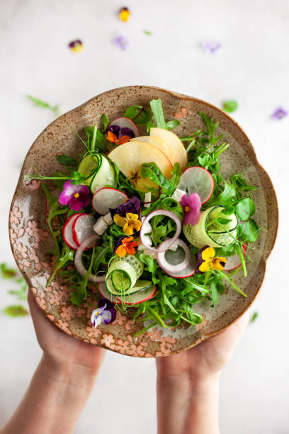 食用花、野菜、果物、マイクログリーン、チーズのおいしい夏のサラダ - salad fruit lettuce spring ストックフォトと画像