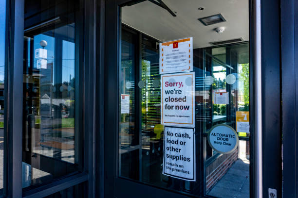 restauracja mcdonalds, clondalkin, dublin, irlandia, znak zamknięty, - clondalkin zdjęcia i obrazy z banku zdjęć