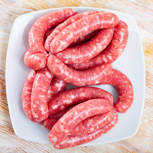 salchichas crudas para freír en plato - sausage knackwurst food bratwurst fotografías e imágenes de stock