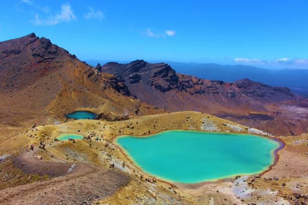 lac d’émeraude pittoresque au plateau volcanique de la traversée de tongariro en nouvelle-zélande - tongariro crossing photos et images de collection