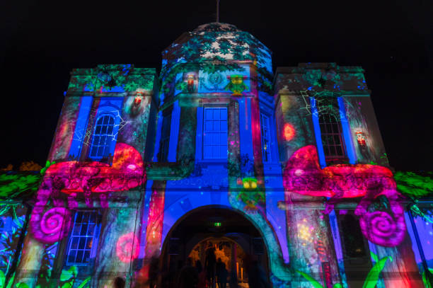 proyecciones de luz en el edificio de entrada del zoológico de taronga. vivid sydney light festival - taronga fotografías e imágenes de stock