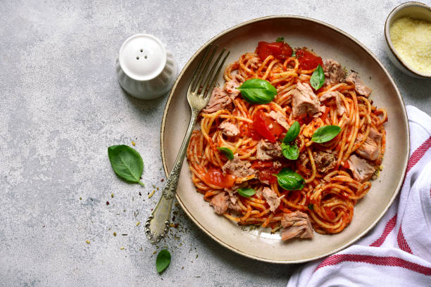 pasta spaggeti z tuńczykiem i sosem pomidorowym w misce - spaghetti sauces pasta vegetable zdjęcia i obrazy z banku zdjęć
