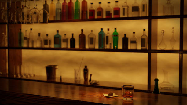 un vaso de whisky y un plato de chocolate colocado en un mostrador de barra de madera. - gin decanter whisky bottle fotografías e imágenes de stock