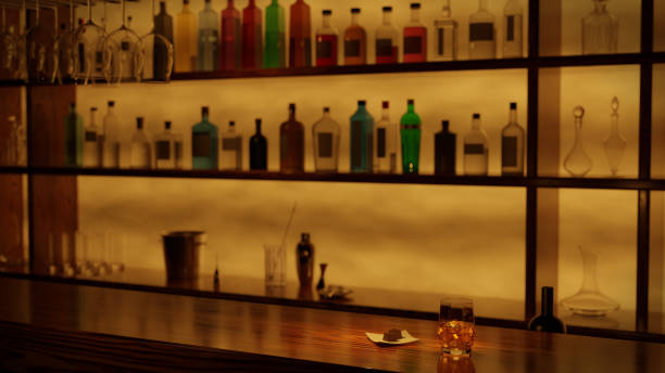 un bicchiere di whisky e un piatto di cioccolato posto su un bancone di legno. - gin decanter whisky bottle foto e immagini stock
