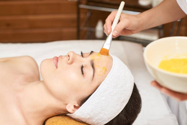 peau de visage et de corps chemic. traitement de l’acné cosmétologie. jeune fille au salon médical de spa - peeling beauty treatment human face beautician photos et images de collection