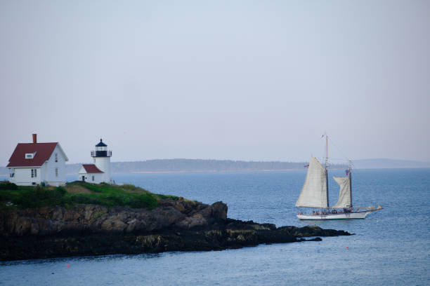 o pitoresco farol da ilha curtis nas margens rochosas na entrada do porto de camden, no maine - new england camden maine lighthouse maine - fotografias e filmes do acervo